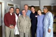 "Scrubs - Die Anfänger", "Mein größtes Opfer." Versehentlich sticht sich J.D. mit einer Nadel, mit der kurz zuvor einem Patienten mit Verdacht auf Hepatitis B Blut abgenommen wurde. Das Warten auf das Testergebnis wird für J.D. zur Tortur. Elliot und ihr neuer Freund Sean führen eine wunderbare Beziehung. Neben dem Job wächst Elliot die zusätzliche Belastung jedoch über den Kopf. Im Bild (v.li.): Stephen Furst (Dr. Franklin), Ken Jenkins (Dr. Kelso), William Daniels (Dr. Douglas), Ed Begley Jr. (Dr. Bailey), Zach Braff (J.D. Dorian), Sarah Chalke (Elliot Reid), Donald Faison (Chris Turk).