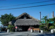 Das „Hogfish Bar and Grill“ ist ein echter Treffpunkt der Einheimischen auf Stock Island in den Florida Keys.