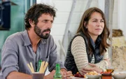 Lena Lebon (Marie Dompnier) und Ben Lebon (David Kammenos) nähern sich nach ihrer Beziehungspause wieder an.