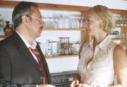 Ministerpräsident Achimsen (Wolfgang Stumph, re.) und Gattin Heide (Katja Riemann) haben Eheprobleme.