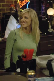 Auch Sweet Dee (Kaitlin Olson) möchte bei den jährlichen Testspielen der Philadelphia Eagles dabei sein, doch leider sind nur Männer zugelassen, doch so leicht lässt sie sich nicht davon abhalten ...