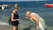 Loredana und Silvia am Strand von Korfu