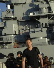 Graham, ein Navy Seal, der gerade von einem Einsatz in Afghanistan zurück ist, wird beschuldigt, seine Ehefrau ermordet zu haben. Doch er schwört, mit dem Tod seiner Frau nichts zu tun zu haben, er kann es allerdings nicht beweisen. Er flieht auf das Museumsschiff U.S.S. Missouri und nimmt einige Touristen als Geiseln. Es ist nun an Steve (Alex O'Loughlin, M.) und seinem Team, die Situation unter Kontrolle zu bekommen ...