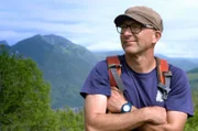 Yann Brianti ist Schäfer in den französischen Pyrenäen. Ein Pyrenäenberghund soll seine Schafherde vor wilden Tieren schützen.