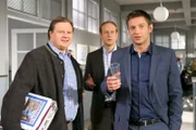 Controller Seitz (Gabor Biedermann, M.) und Hansen (Igor Jeftic, r.) sorgen sich um Kollege Hartl (Michael A. Grimm, l.), der mehr mit seiner Küchenplanung als mit dem aktuellen Fall beschäftigt ist.