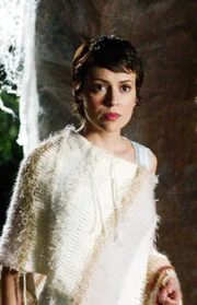 Seit Phoebe (Alyssa Milano) in einer Vision gesehen hat, dass sie einmal schwanger wird, jagt sie den Männern nach, um einen Vater für ihr zukünftiges Kind zu bekommen -  die Auswahl ist groß ...
