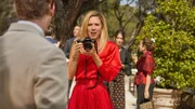 Maxima (Delfina Chaves) fotografiert auf einer Party und fällt dem Prinzen Willem-Alexander (Martijn Lakemeier) ins Auge.