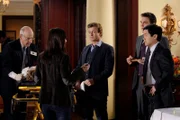 L-R: Dr. Steiner (George Wyner), Teresa Lisbon (Robin Tunney), Patrick Jane (Simon Baker), Wayne Rigsby (Owain Yeoman), Kimball Cho (Tim Kang)