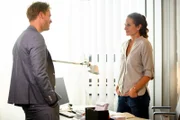 Katja (Ellenie Salvo González) soll eigentlich die Verhandlung mit Benedict (Frederic Heidorn) verhindern.