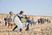 Max Alcorta (Roberto Calvet, l.) und Thomas Lewen (Gaël Raes, r.) bereiten sich auf den Surfwettbewerb vor.