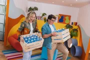 Melly und Christoph schleppen schwer. Wie viel Wasser braucht der Menschen?