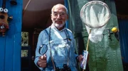Peter (Peter Lustig) beobachtet auf einer Wildwiese die wundersame Verwandlung einer Raupe in einen Schmetterling.