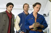 Andreas Kringge (Max Grill) und Mick Brisgau (Henning Baum) suchen Ute Kranerts (Melanie Blocksdorf) in der Werkstatt auf, um mehr über ihren toten geliebten zu erfahren.