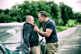 L-R: Nils (Samuel Finzi), Maxi (Ralf Moeller)