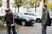Dr. Kai Hoffmann (Julian Weigend, re.) trifft morgens vor der Klinik auf Luka Krause (Junis Marlon, li.). Vor ein paar Jahren hat Kai Luka, der damals noch ein Mädchen war, das Leben gerettet. Nach einer zweijährigen Hormontherapie will sich Luka in der Sachsenklinik die Gebärmutter und die Eierstöcke entfernen lassen. Endlich soll die Geschlechtsumwandlung vollzogen werden.