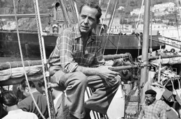 Humphrey Bogart auf einem Boot vor Amalfi