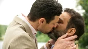 Ein Traum macht Julius (Jan Stapelfeldt, l.) klar: Er will Mo (Yunus Cumartpay, r.) nicht verlieren. Julius gesteht Mo seine Liebe – er will mit ihm zusammen sein, egal wo!
