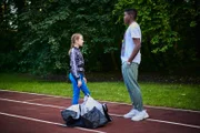 Badu (Arnold Makuissie) ist sich sicher, Nesrin (Julie Marienfeld) muss hinter den Pranks an Einstein stecken.