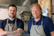 Backfisch-Profi Markus Wlosinski (l) mit Björn Freitag im Restaurant Fangfrisch in Lübeck.