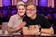 Rateteam-Kapitän Elton (re.) und die Ärztin und Reality-TV Persönlichkeit Carola Holzner (li.) bilden ein Rateteam.