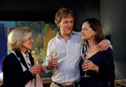 ARD GELD.MACHT.LIEBE, Folge 16, KATERFRÜHSTÜCK, Philipp (Kai Lentrodt) erzählt seiner Mutter Ruth (Andrea L'Arronge, links), dass er Mona (Angela Roy) geheiratet hat.