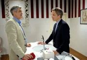 Vater Friedrich Stahl (Dietrich Adam, l.) und Sohn Martin Windgassen (David Paryla, r.) haben vollkommen unterschiedliche Lebensanschauungen und Ansichten.