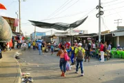 Cartagenas Bazurto-Markt ist ein düsterer Markt, auf dem alles von rohem Buschfleisch über Kleidung bis hin zu Fertiggerichten verkauft wird.