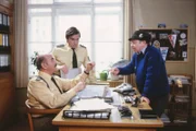 Von links: Schöninger (Walter Sedlmayr), Heinl (Elmar Wepper) und Geldorf (Kurt Schmidtchen).