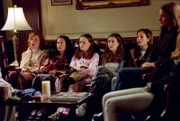 Rory (Alexis Bledel, 3.v.l.) möchte unbedingt Mitglied bei der Geheimverbindung "The Puffs" werden, doch als sie und Paris eine Mutprobe bestehen müssen, geht das vollkommen nach hinten los. Was werden (v.l.n.r.) Francie (Emily Bergl), Ivy (Agatha Drake), Lisa (Madeline Zima) und die anderen "Puffs" dazu sagen?
