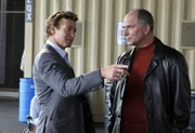 Die stellvertretende Bezirksstaatsanwältin im Sacramento, Kelly Flower, wird erschossen in ihrer Wohnung aufgefunden. Patrick (Simon Baker, l.) und sein Team ermittelt. Doch hat Hank (John Kapelos, r.) etwas mit dem Mord zu tun?