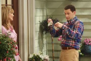 Als Lyndsey (Courtney Thorne-Smith, l.) mit Alan (Jon Cryer, r.) Schluss macht, wird er zum Stalker und bombardiert sie mit Anrufen, Mails und obszönen Fotos von sich ...