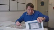 Ein Mann prüft eine Karte.