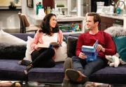 Eve (Liza Lapira, l.); Andrew (David Walton, r.)