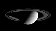 Diese Darstellung zeigt den Gasplaneten Saturn, der von der Sonne gut 1,43 Milliarden Kilometer entfernt ist. Die beiden Riesen, Saturn und Jupiter, haben die Entwicklungsgeschichte unseres Sonnensystems maßgeblich bestimmt.