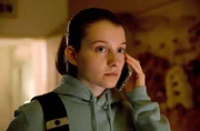 Emily (Mila Voigt) geht durch ihre Wohnung und holt ein paar Sachen für ihre Mutter.