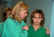 MDR Fernsehen IN ALLER FREUNDSCHAFT FOLGE 61, "Alles auf eine Karte", Nach dem Unfall von Lukas kümmert sich Mutter Globisch (Heidemarie Wenzel, li.) um ihre Tochter Kathrin (Andrea Kathrin Loewig, re.)