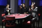 Die Pokerrunde wird für die Gangster zur Überraschung, als (v.l.) Wolfe (Jonathan Togo), Delko (Adam Rodriguez) und Det. Tripp (Rex Linn) ihre Waffen ziehen... Die Pokerrunde wird für die Gangster zur Überraschung, als (v.l.) Wolfe (Jonathan Togo), Delko (Adam Rodriguez) und Det. Tripp (Rex Linn) ihre Waffen ziehen...