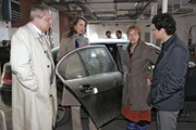 Katarina Dorn (Ina Rudolph, 2.v.l.) präsentiert Friedrich (Wilhelm Manske, l.), Lisa (Alexandra Neldel, 2.v.r.) und Rokko (Manuel Cortez, r.) Davids Auto, das aufgefunden wurde. Und eine Spur, die Lisa erschüttert ... - (Dieses Foto von Alexandra Neldel darf nur in Zusammenhang mit der Berichterstattung über die Serie "Verliebt in Berlin" veröffentlicht und verbreitet werden.)