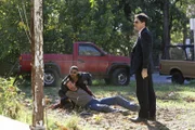 Mit viel Mühe konnten Special Agent Derek Morgan (Shemar Moore, l.) und Agent Aaron Hotchner (Thomas Gibson, r.) William Copeland (Dwier Brown, M.) beruhigen ...