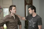 Als Dennis' Mutter stirbt vermacht sie ihm das Elternhaus. Dennis (Glenn Howerton, l.) stellt jedoch fest, dass er keine Freunde hat, die mit ihm in sein neues Heim ziehen wollen. Gemeinsam mit Mac (Rob McElhenney, r.) startet er eine großangelegte Suchaktion ...