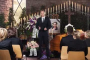 Rufus (Kai Noll) verabschiedet sich gemeinsam mit vielen Freunden und Bekannten von Rebecca.