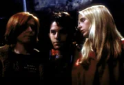 (v.l.n.r.) Willow (Alyson Hannigan), Xander (Nicholas Brendon) und Buffy (Sarah Michelle Gellar) machen auf ihrem alten Schulgelände eine unheimliche Entdeckung.