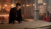 Unbekannnter Darsteller und Sophie Devereaux (Gina Bellman)