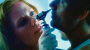 Catherine (Marg Helgenberger) überführt den Täter (r. Darsteller unbek.) mit Hilfe einer DNA-Analyse.
