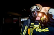 Kontrolle der Schutzkleidung beim Einsatz der Bochumer Feuerwehr.