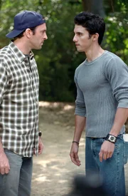 Als Lukes Schwester mit ihrem Sohn nicht mehr klarkommt, schickt sie ihn zu Luke (Scott Patterson, l.) in der Hoffnung, er könnte Jess (Milo Ventimiglia, r.) endlich Benehmen beibringe, doch das wird schwieriger als gedacht ...