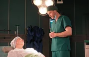 Luka Krause (Junis Marlon, li.) ist auf dem Weg einer Geschlechtsumwandlung. Doch bevor Dr. Hoffmann (Julian Wiegend, re.) ihm die Gebärmutter und die Eierstöcke entfernen kann, hat er eine Auffälligkeit an der Gebärmutter entdeckt.
