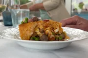 Sartù di riso sind gefüllte Reiskuchen aus Neapel: Sie bestehen aus einem Ragù, Risotto, Mozzarella und Erbsen.