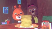 Edmund und Luzie verspeisen einen großen Berg leckerer Pfannkuchen zum Frühstück.