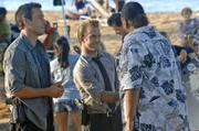 Nachdem bei Steve (Alex O'Loughlin, l.) eingebrochen worden ist und dann auch noch seine Schwester entführt wurde, versucht er gemeinsam mit Danny (Scott Caan, M.), Chin und Kono alles, um sie zu finden. Doch wird Mamo (Al Harrington, r.) ihnen weiterhelfen können?
